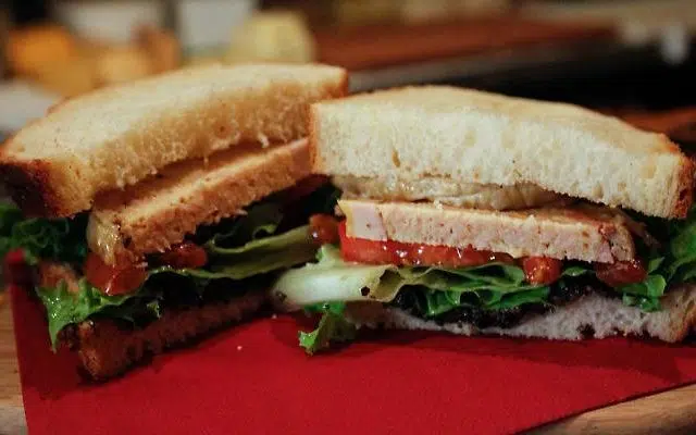 Lui le va a comprare un panino, lei gli prende l’auto e va a rubargli in casa