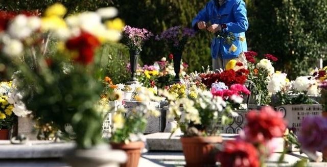 Due vedovi si ritrovano a pregare e piangere sulla tomba della stessa donna, è rissa al cimitero