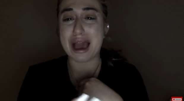 Influncer piange distrutta “non voglio fare un lavoro vero”, Instagram le ha chiuso il suo profilo