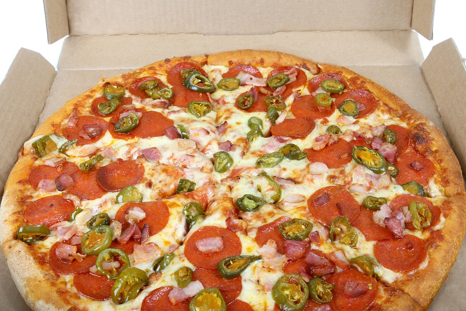 “Paperoni” africani ordinano la pizza a Londra per farla arrivare in Nigeria in aereo dopo sette ore