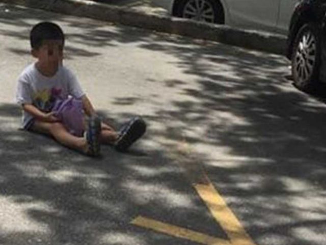 Madre sconsiderata lascia il figlio di soli 5 anni a tenerle il posto nel parcheggio