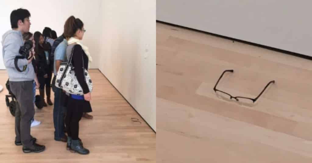 Appoggia occhiali per terra in un famosissimo museo, i visitatori li scambiano per un’opera d’arte