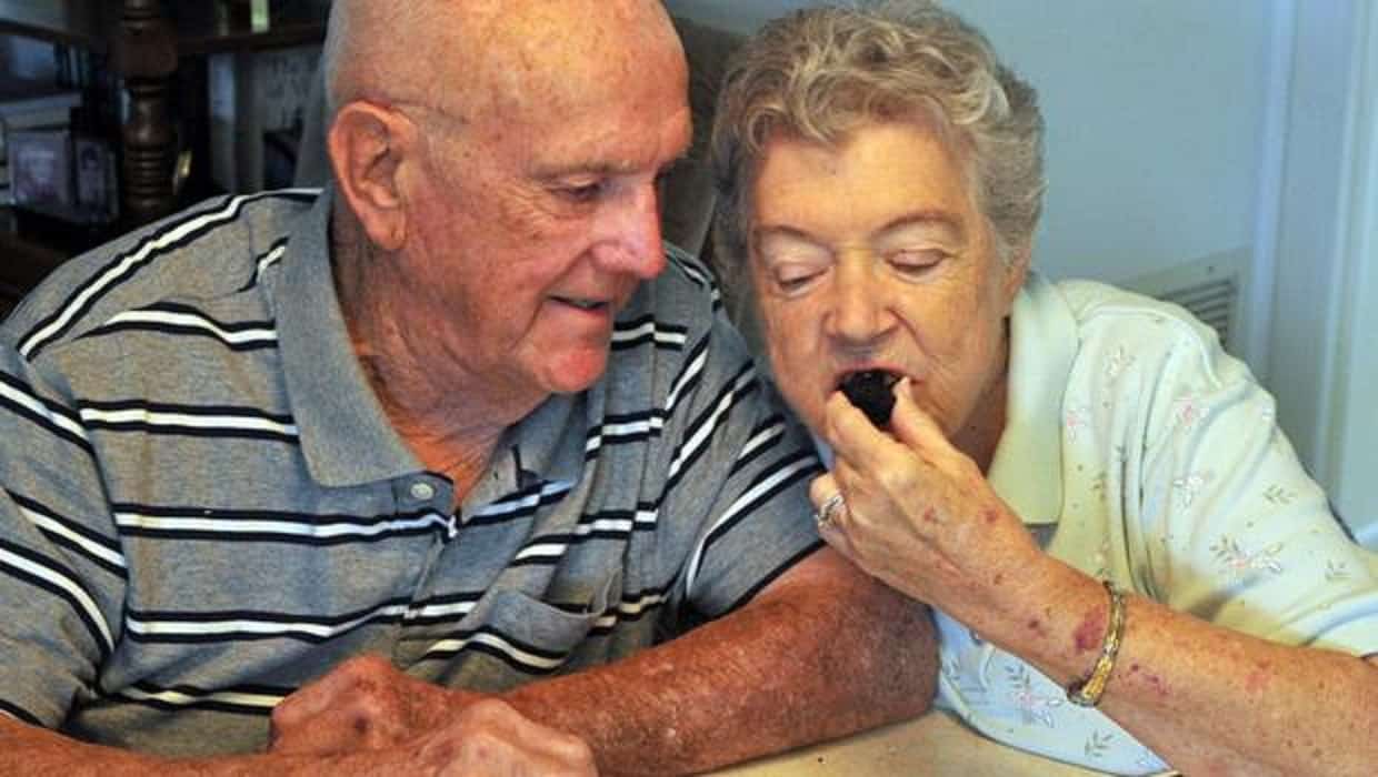 Coppia sposata da 60 anni, festeggia l’anniversario ogni anno mangiando una fetta della torna nuziale originale