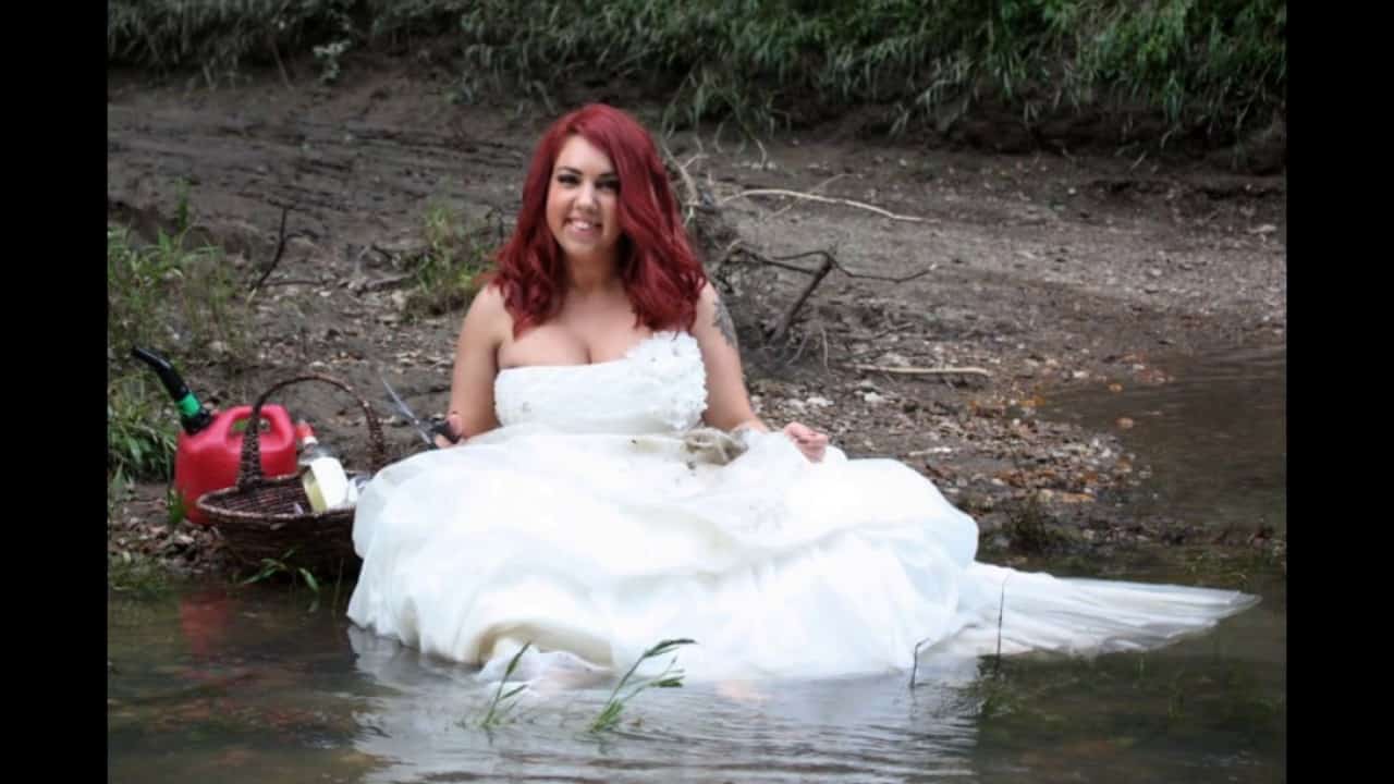Giovane donna divorzia e per festeggiare organizza un servizio fotografico per bruciare l’abito da sposa ﻿