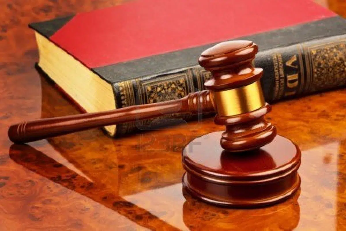 Un 58enne barese è stato condannato per violenza privata e inosservanza degli obblighi di mantenimento. La moglie lo ha denunciato per le privazioni estreme a cui la sottoponeva.