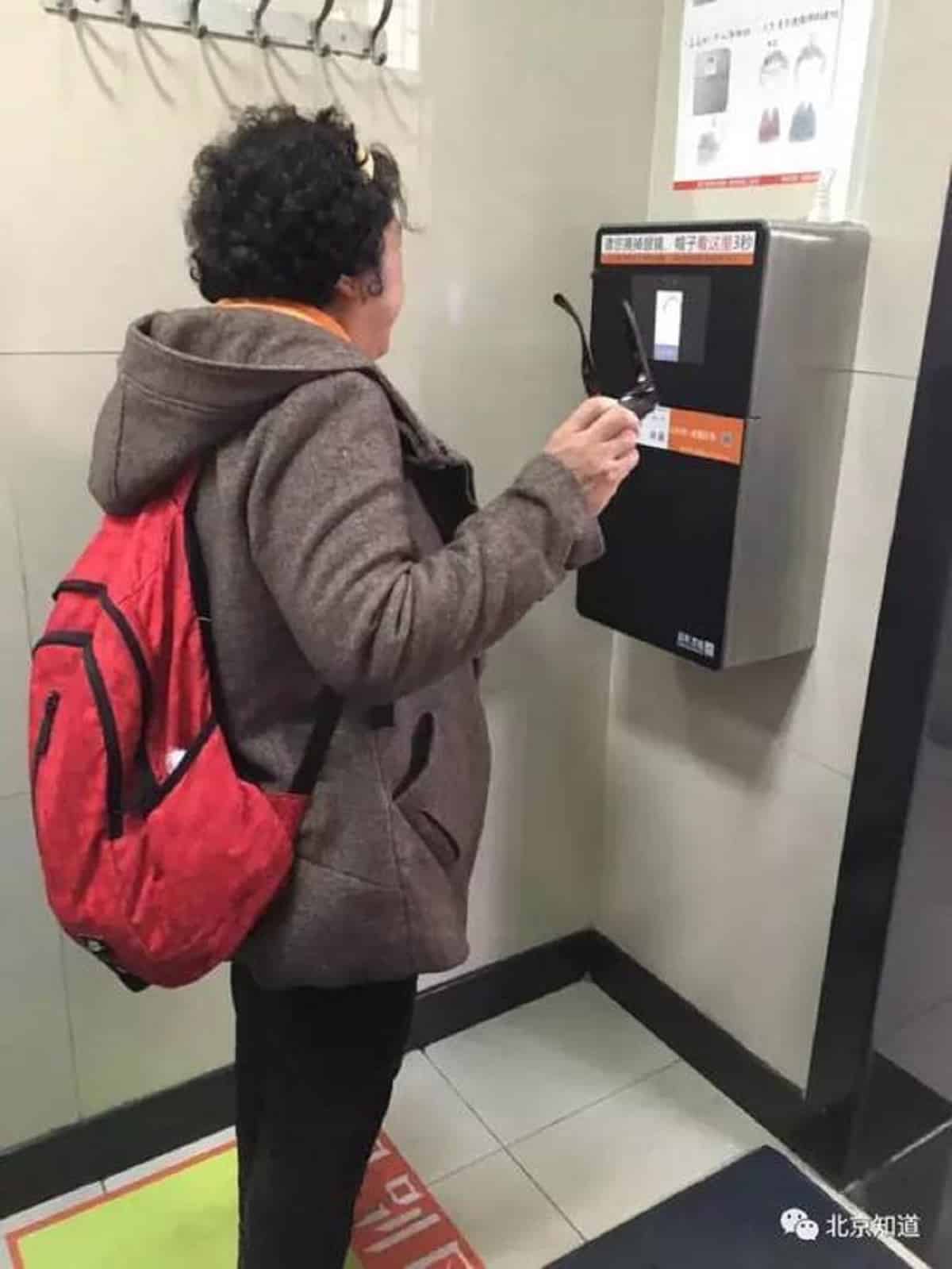 Cina, nei bagni pubblici installati scanner facciali per impedire di rubare la carta igienica