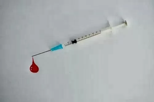 Uomo si sposa e per tre anni beve il sangue della moglie perché lo rende più forte