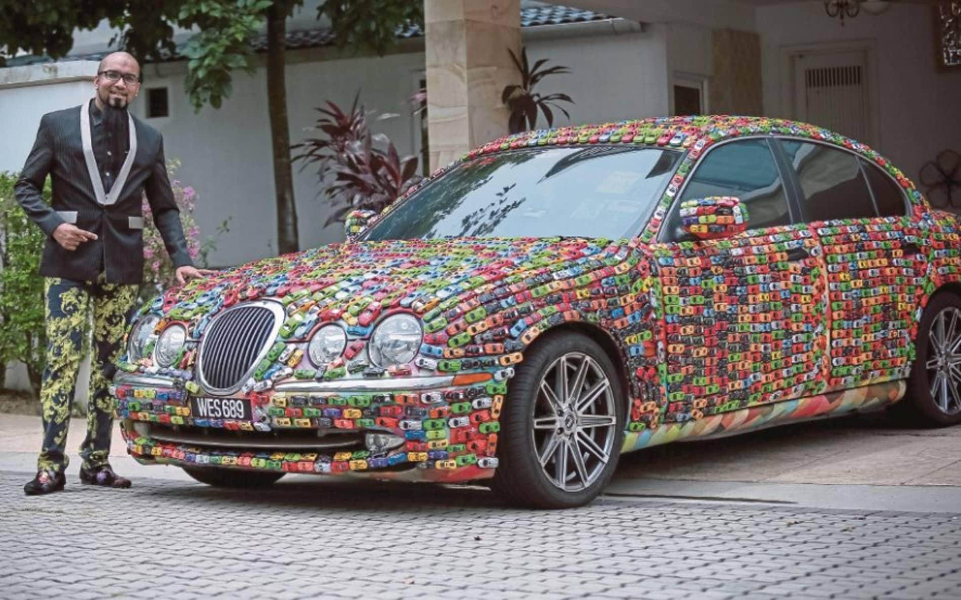 Facoltoso imprenditore si fa decorare la sua costosa auto con 4.600 automobiline giocattolo