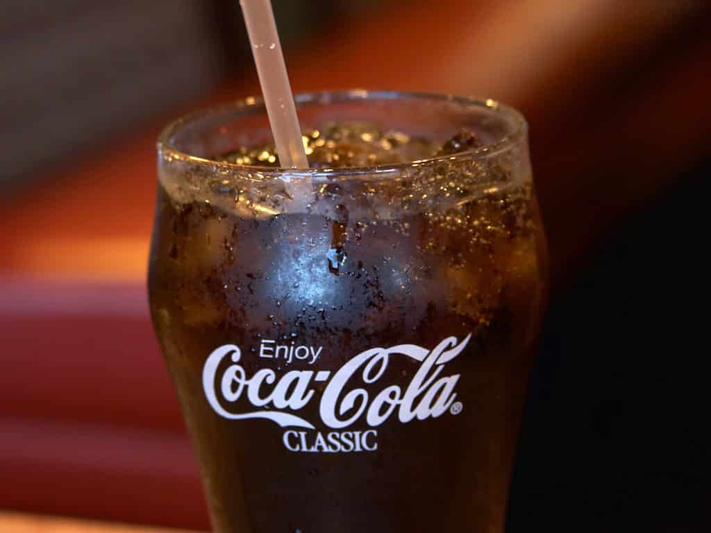 Adolescente muore per aver bevuto troppo Coca cola, ne beveva 10 litri al giorno