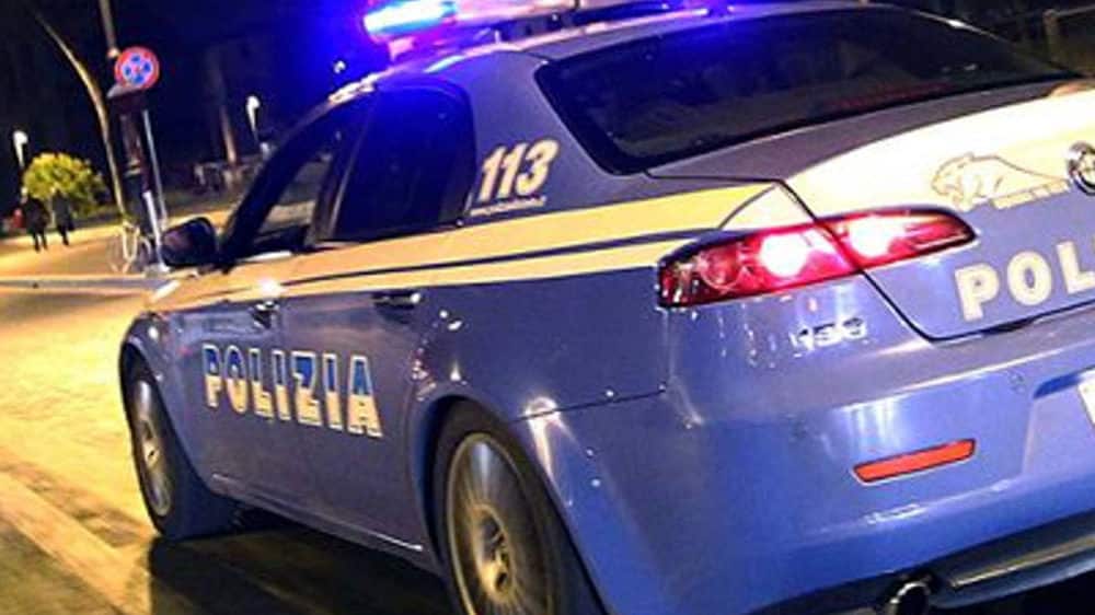 Bari, al San Paolo auto della Polizia forse per un inseguimento finisce contro un muro, feriti i poliziotti