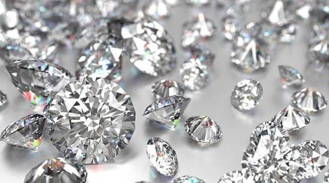 Truffatore finge di aprire negozio di gioielli e ruba 300 mila dollari di diamanti