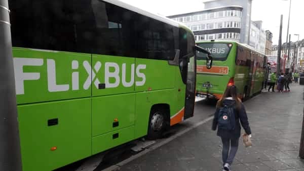 Giovane mamma partorisce su un Flixbus, l’aziende di trasporti regala alla bimba viaggi gratis fino a 18 anni