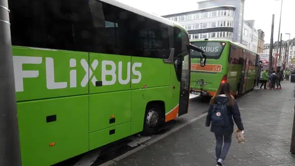 In un tragico incidente sull'autostrada A9 vicino a Lipsia, un pullman Flixbus si ribalta, causando cinque vittime e numerosi feriti.