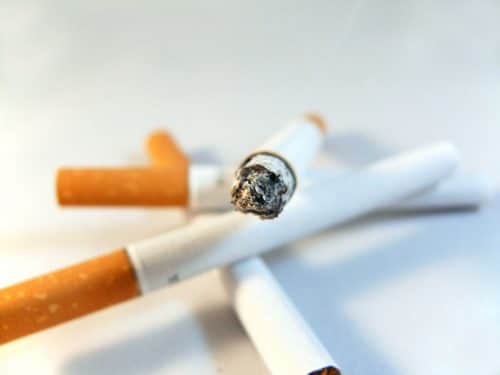 Matrimonio andato in fumo, trova sigarette nella borsa della moglie, chiede  e ottiene il divorzio