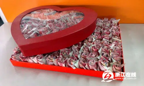 Proposta di matrimonio convincente, banconote per un totale di 30 mila euro piegate come boccioli di rose, la ragazza ha subito accettato