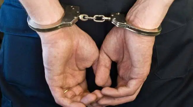 Vittima di stalking entra in aula mano nella mano con il marito che ha il braccialetto elettronico: «Giudice, è solo un amore litigarello»