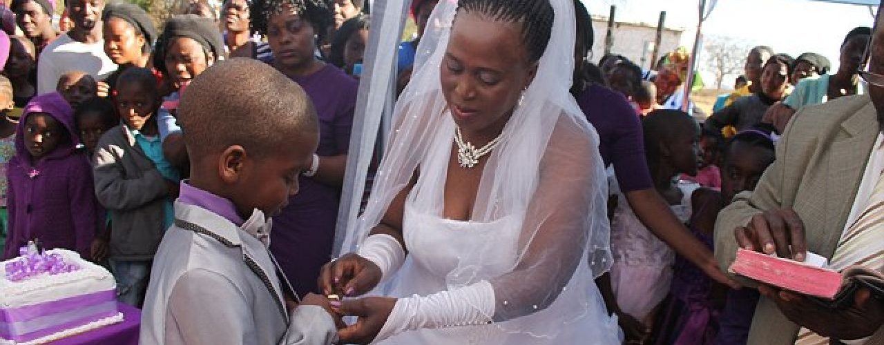 Bimbo di 8 anni costretto a sposare per due volte donna di 61 anni