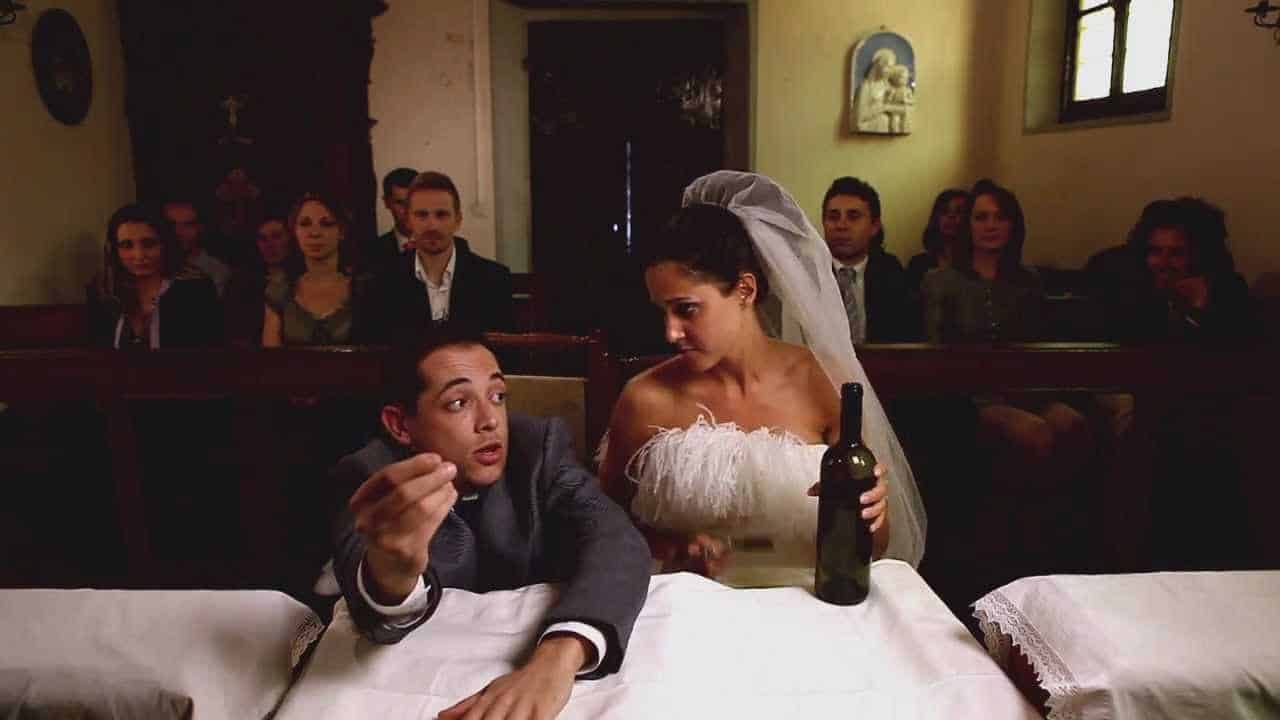 Sposo arriva ubriaco al matrimonio, la sposa per vendetta sposa suo fratello