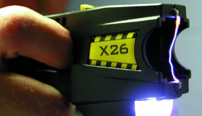 Lui non risponde al telefono lei lo colpisce con il taser