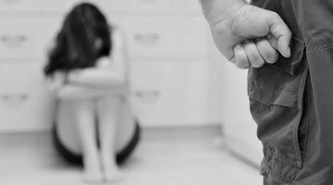 Si sveglia improvvisamente e strangola la moglie, aveva sognato che lo tradiva