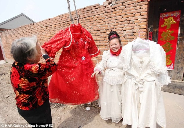 Donna per la felicità ha indossato il suo abito da sposa ogni giorno negli ultimi 10 anni