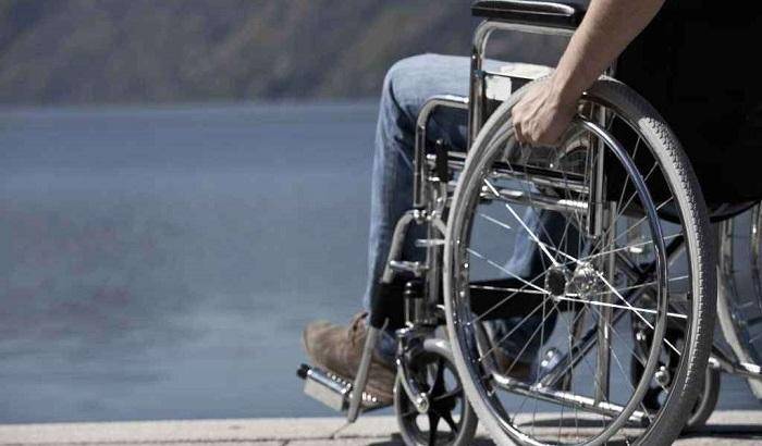 Per un assurdo, ragazza dovrà lasciare il suo fidanzato se lui, paralizzato su una sedia a rotelle, non riesce a camminare entro tre anni