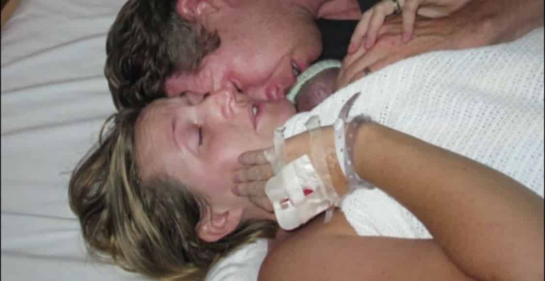 Dopo tantissimi tentativi è in attesa di due gemelli, il maschietto muore subito dopo il parto, la mamma chiede ai medici un ultimo abbraccio, Quello che accade dopo ha scaldato il cuore di migliaia di persone