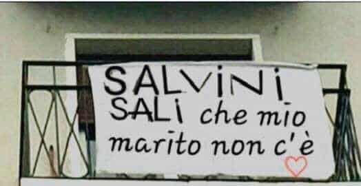 Proposta indecente per Matteo Salvini. Su un balcone appare uno striscione con su scritto “Salvini, sali che mio marito non c’è”
