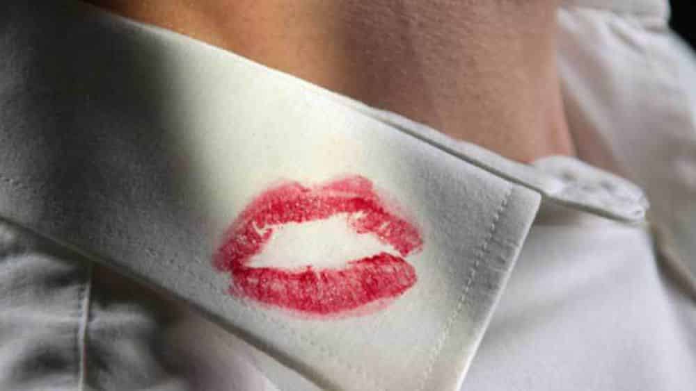 Si insospettisce perché la camicia del marito è sporca di rossetto, inconsapevolmente decide di dire tutto alla donna con cui il suo uomo la tradiva, la sua migliore amica