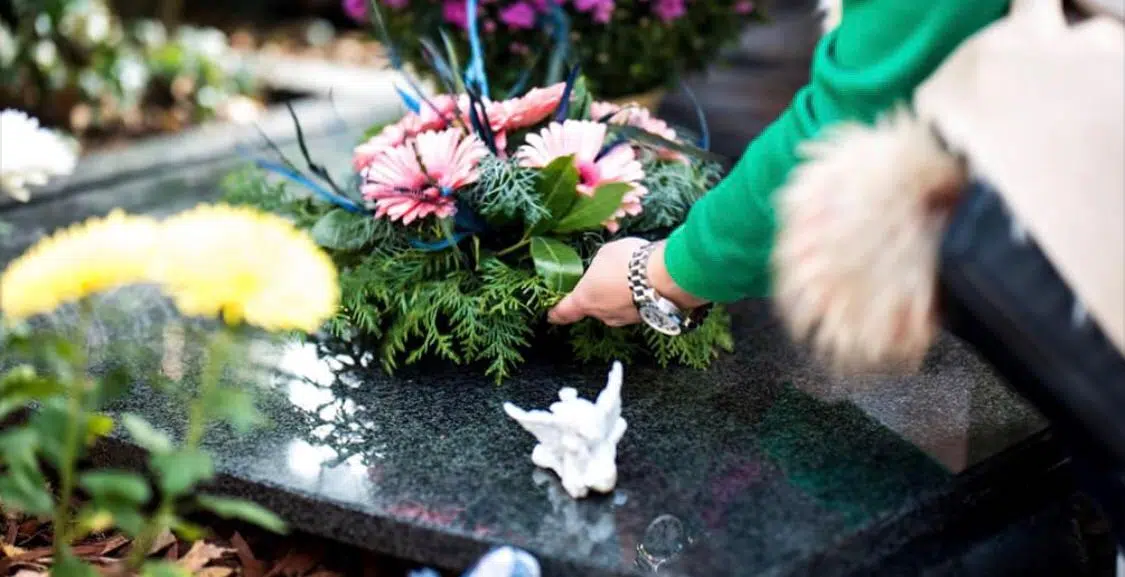 Dramma nel dramma, subito dopo il funerale della mamma, la piccola di soli 11 anni ha un attacco d’asma e vola in cielo