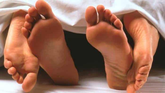 Figli rincasano prima del previsto e trovano il padre a letto con la giovanissima amante e lo riempiono di botte