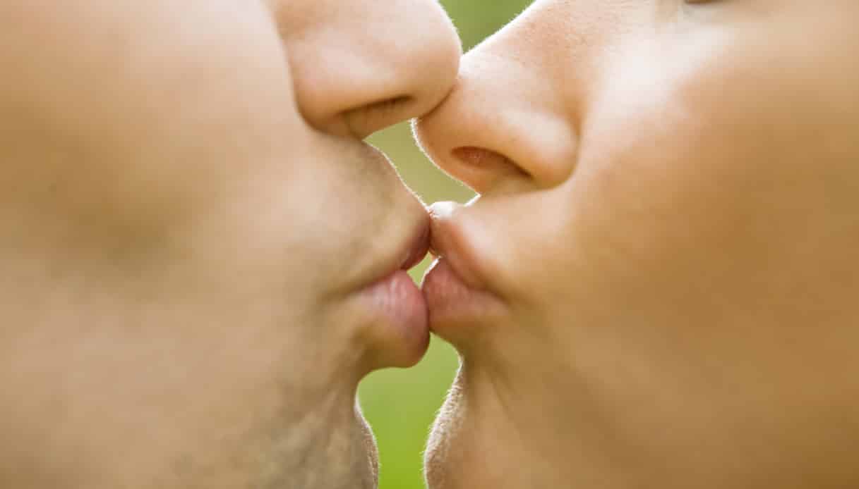 Donna dà un bacio ad uno sconosciuto ma l’uomo è sposato, la foto finisce in rete, la reazione della moglie piace tantissimo