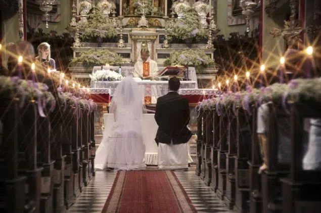 La sposa arriva in ritardo e il parroco non la aspetta, inizia a celebrare senza di lei, cosa accade in chiesa