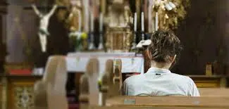 Donna entra in chiesa e si spoglia completamente dicendo, Padre voglio essere purificata