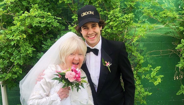 Famosissimo youtuber sposa la madre del migliore amico,  più anziana di lui di 45 anni e diventa il suo patrigno