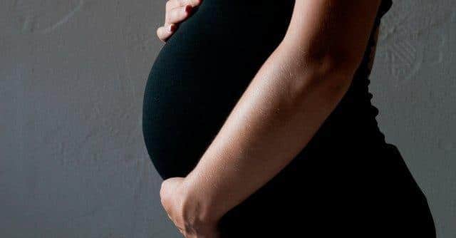 27enne incinta apre una finestra dell’ospedale e si lancia nel vuoto, il marito della donna suicida le aveva negato l’indispensabile  parto cesareo