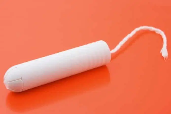 Donna acquista una confezione di assorbenti interni ma quello che trova dentro è assurdo