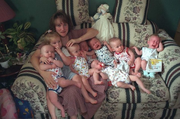 Giovane donna abbandonata dal marito dopo aver avuto 7 gemelli, 20 anni si prende una grande rivincita