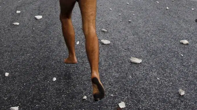 Il marito torna prima a casa e scopre la moglie a letto con l’amante, l’amante fugge nudo per tutta la città inseguito dal coniuge tradito