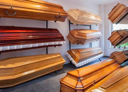Medico decreta la morte, arrivano le pompe funebri ma la donna respira ancora