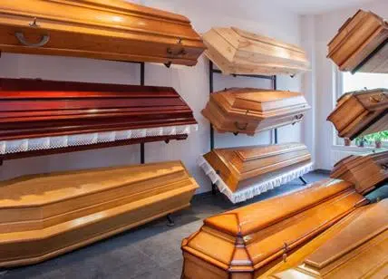 Medico decreta la morte, arrivano le pompe funebri ma la donna respira ancora