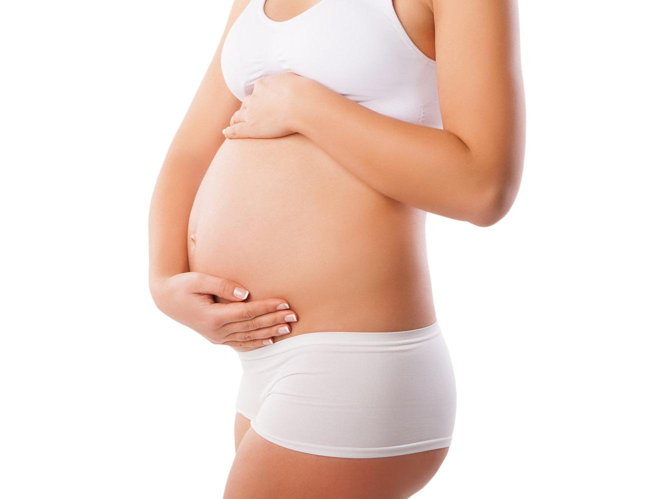 Ragazza 29enne fa un annuncio choc: “Mettetemi incinta così mamma la smette”