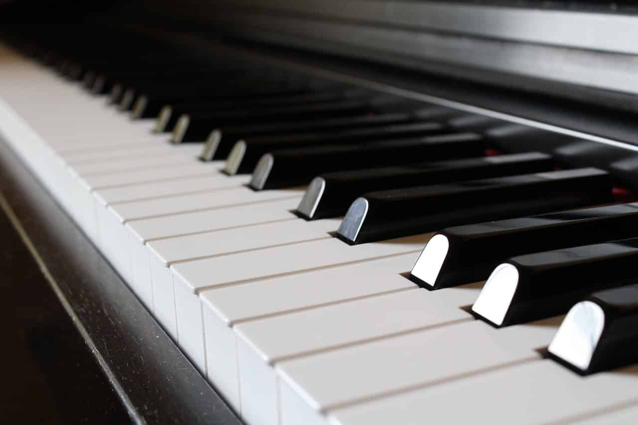 Esce dal coma e diventa un fenomeno al pianoforte, cosa gli è accaduto