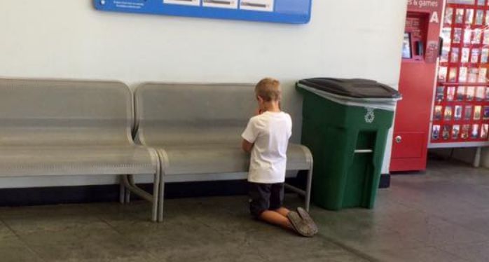 La madre trova suo piccolo figlio pregare nel retro del supermercato, poi vede una foto e scopre la terribile verità