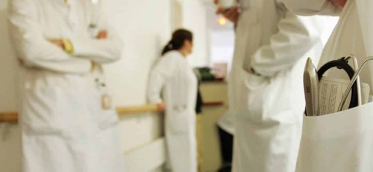 Donna scopre il tradimento del marito medico con l’infermiera, cosa accade