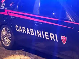 Giovane moglie dice al marito di avere caldo e uscire per una boccata d’aria e sparisce, poi posta foto dall’America in compagnia di un altro uomo