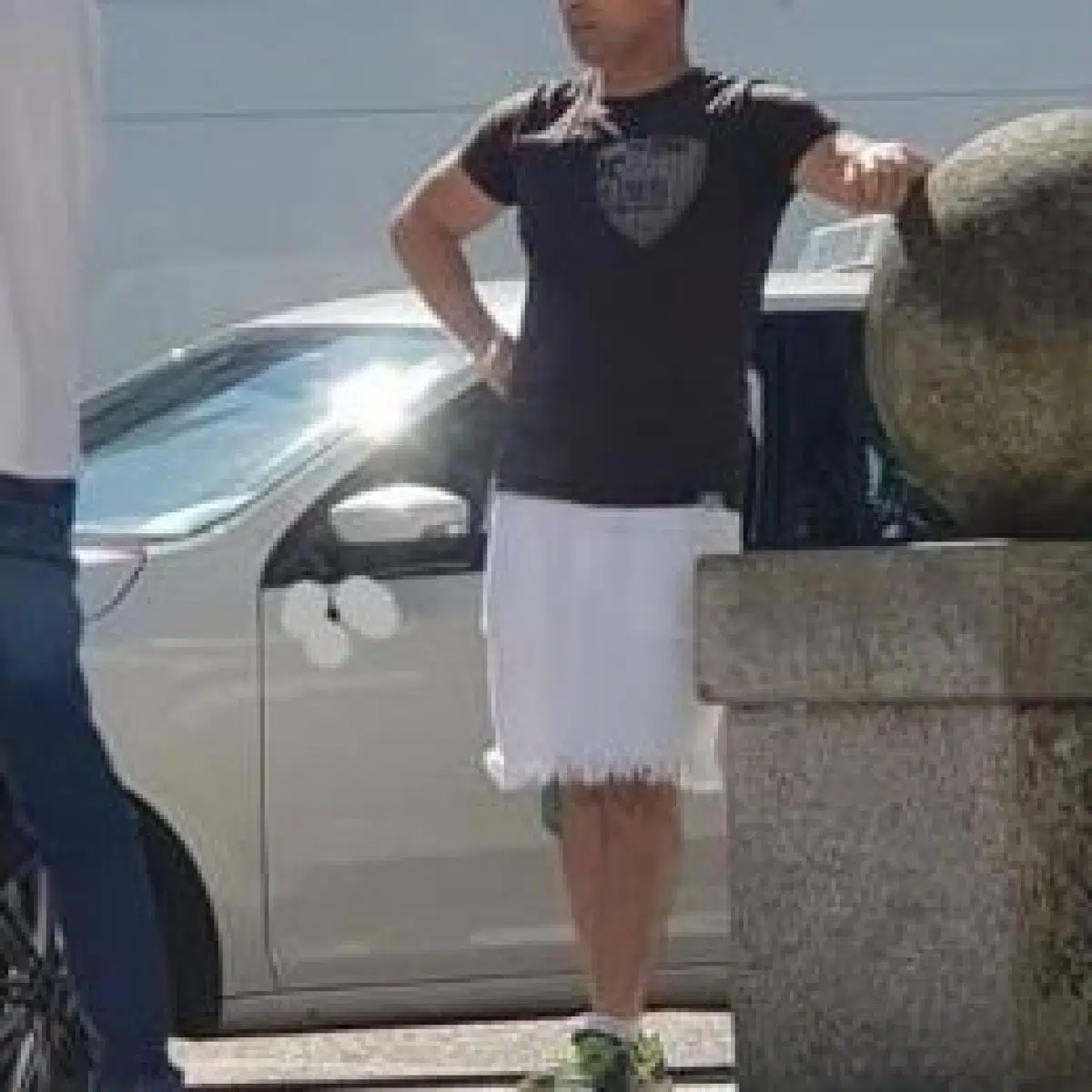 Tassista egocentrico. Il regolamento comunale impedisce a tassisti di indossare pantaloncini e canottiere, lui al lavoro si presente con una gonna aderente