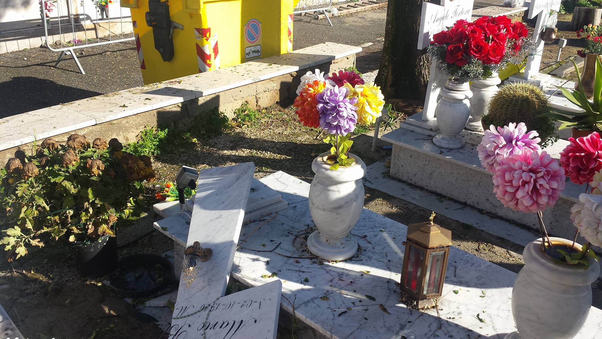 Al cimitero sentono delle urla e pensano a un fantasma, era una donna che mentre puliva la lapide del marito, era precipitata all’interno della tomba, poi è morta