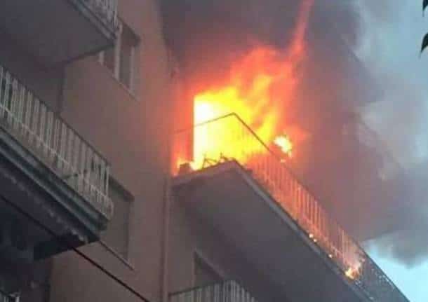 Bari, scoppia incendio in un appartamento, uomo, per salvarsi si lancia nel vuoto