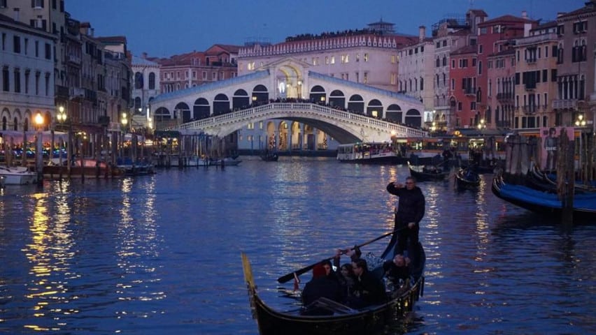 Va a  Venezia in dolce compagnia e le foto del viaggio finiscono su face book, le vede la moglie, ecco cosa succede